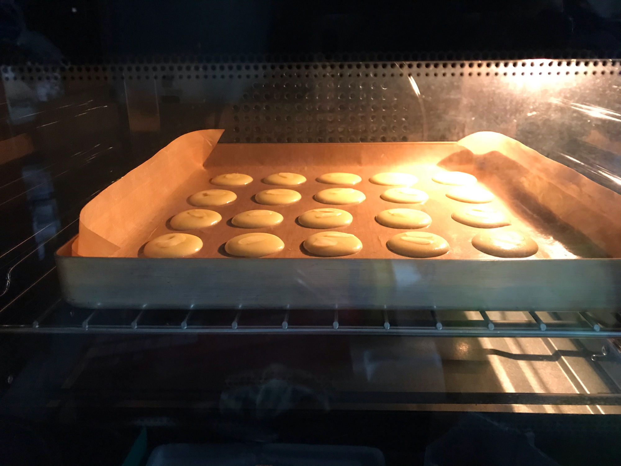 2個蛋清加1勺麵粉，不用打發拌勻就能烤，一口一個嘎嘣脆，真香