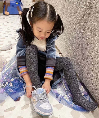 陈赫4岁女儿正脸罕曝光，脸蛋肉乎小眼睛像爸，