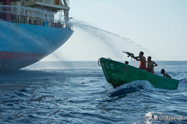 油轮遭海盗袭击，英国人竟开火相逼！这是在学俄罗斯人？