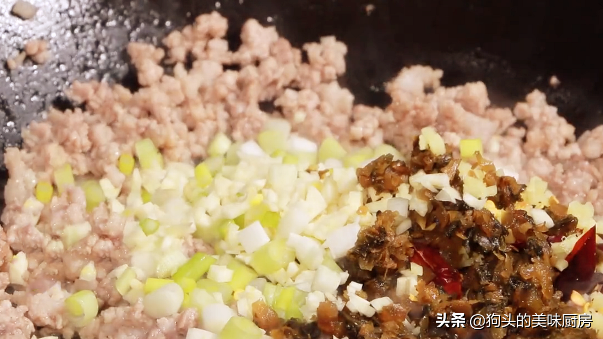 乾煸豆角有人焯水或直接炒，怪不得不好吃，教你一招，鹹香又入味