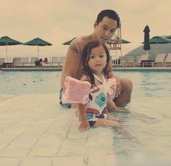 吴彦祖优良基因没浪费！混血女儿美得惊艳，7岁大长腿瞩目似超模