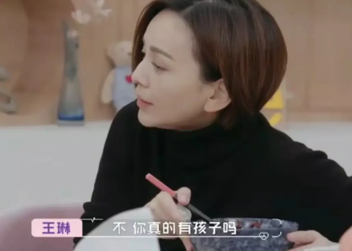 一直被偷拍，却从未回应：王子文突然承认有儿子，勇气从何而来？