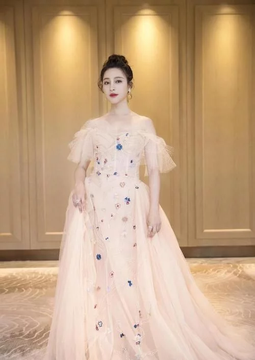 甘婷婷美得认不出，穿雪纺拖地连衣裙配丸子头