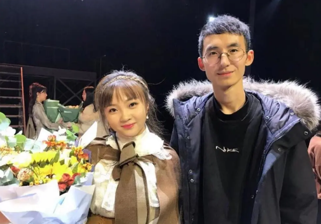 林妙可出演毕业大戏，生图曝出，被网友吐槽颜值还不如旁边同学？