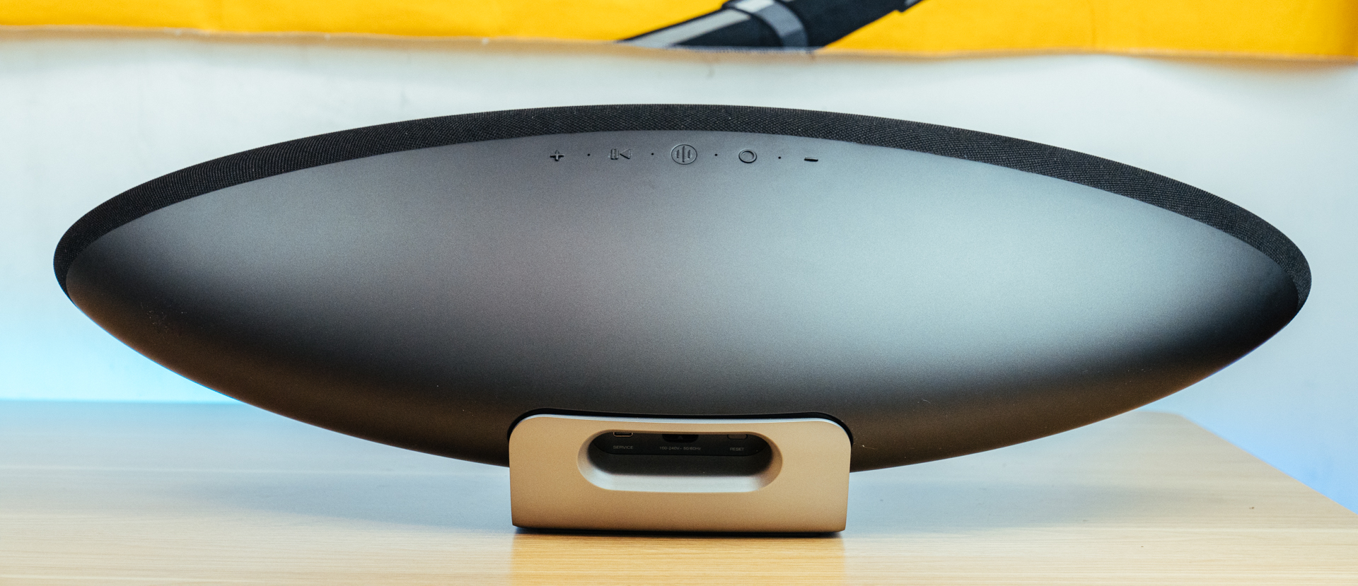 Classic inheritance, Zeppelin comes from the wind: B&W Zeppelin 5 ...