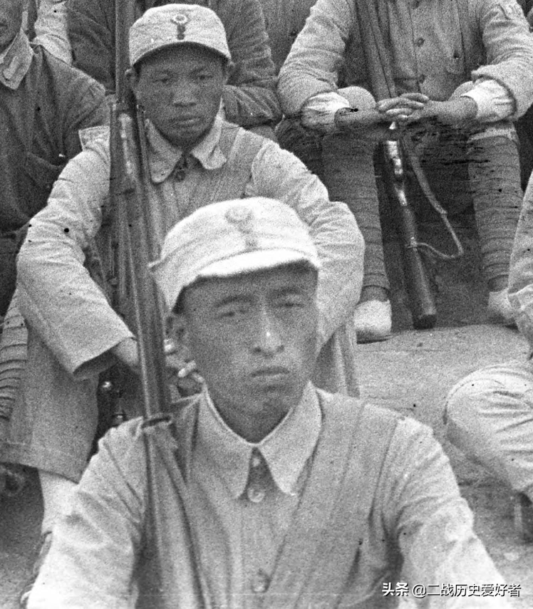 这才是八路军军人该有的模样！目光凌厉，杀气