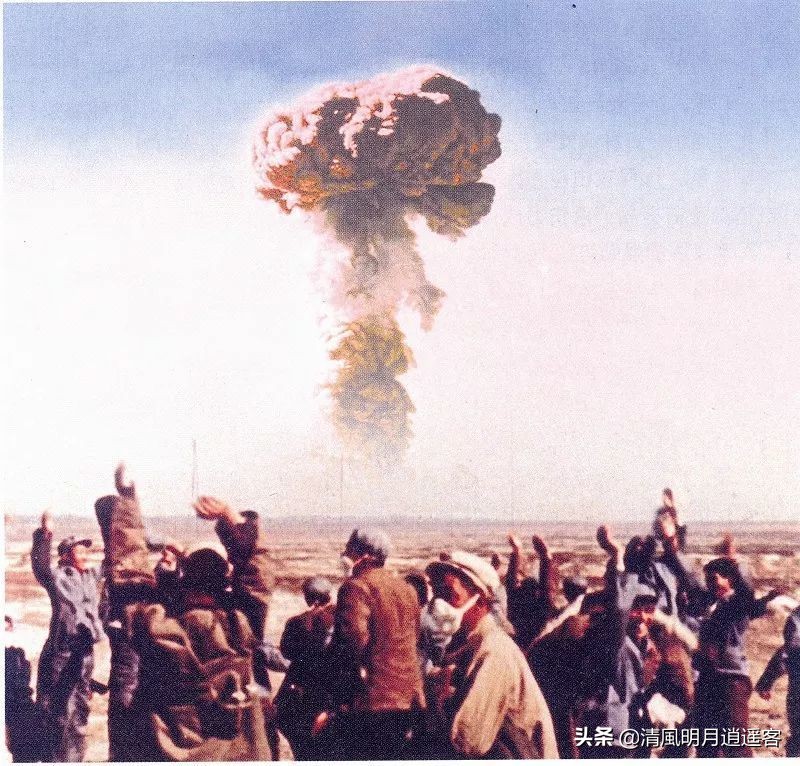 原子彈爆炸成功，一張宣傳照片，周恩來要求必須將地面部分裁掉