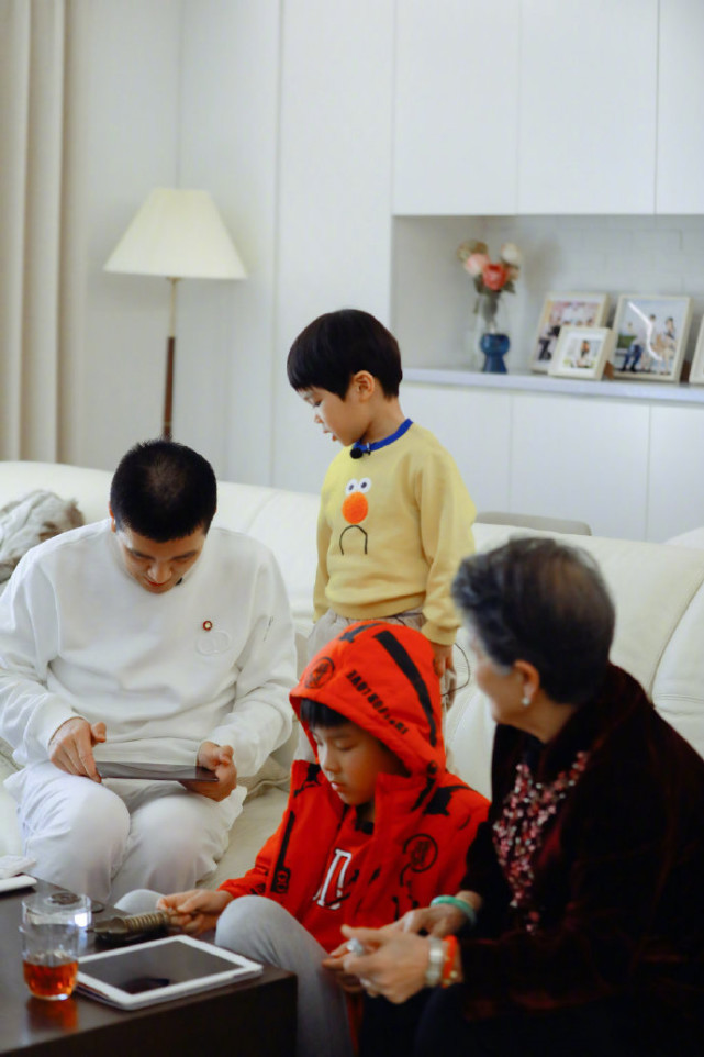 黃聖依曬大兒子近照，安迪裝備齊全變小小賽車手，造型炫酷超帥氣