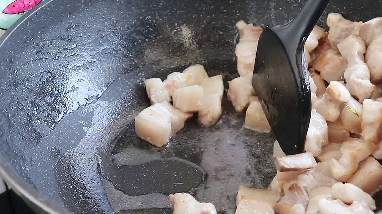 廚師教你紅燒肉的做法，軟糯香甜，肥而不膩，過年吃著真香