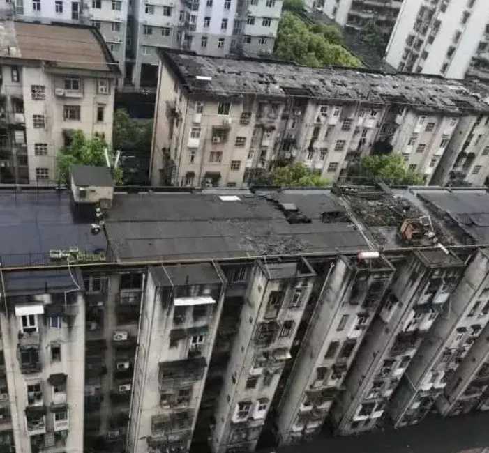 袁立三婚后变化巨大，住破旧居民楼环境狭小差