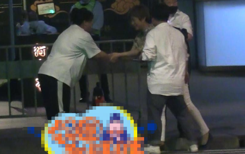 39岁贾玲深夜聚餐被拍！穿着宽松难掩小肚腩，走路左摇右晃太费力