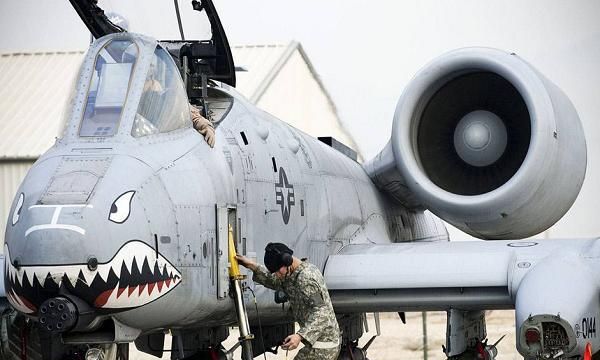 美国A-10“疣猪”攻击机，被打爆还能飞，专家：