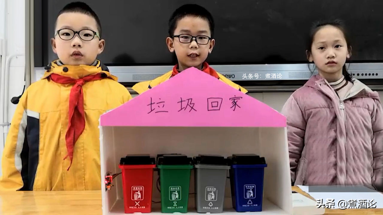 Pupil design gives intelligence to classify dustbin, speak rubbish name to open corresponding bucket lid automatically