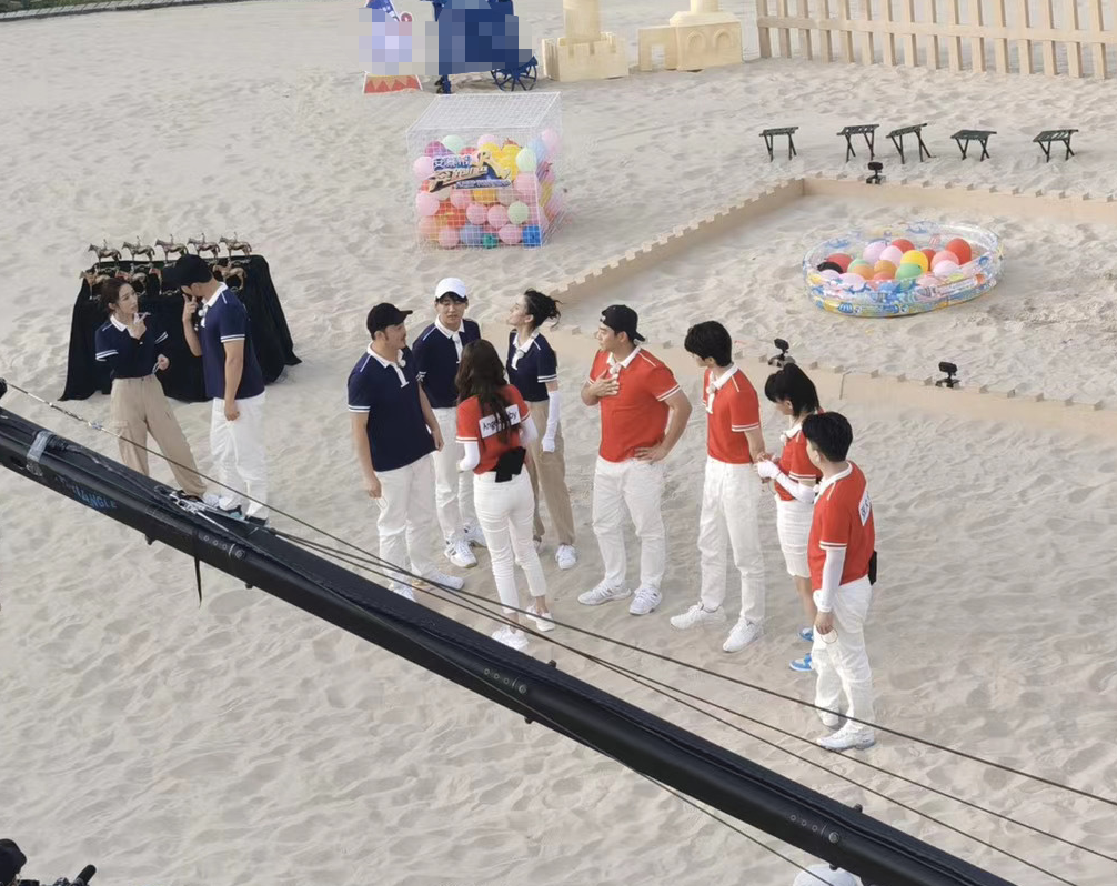 张大大参加跑男，玩游戏公然占黄龄便宜，看到