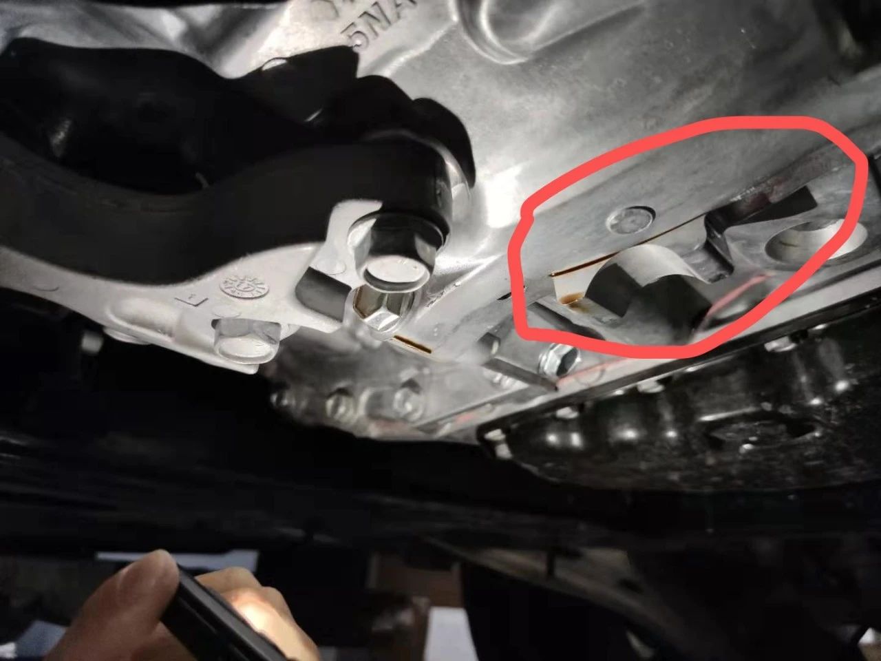 44万的英菲尼迪被指发动机多次漏油，车主要求退车遭拒