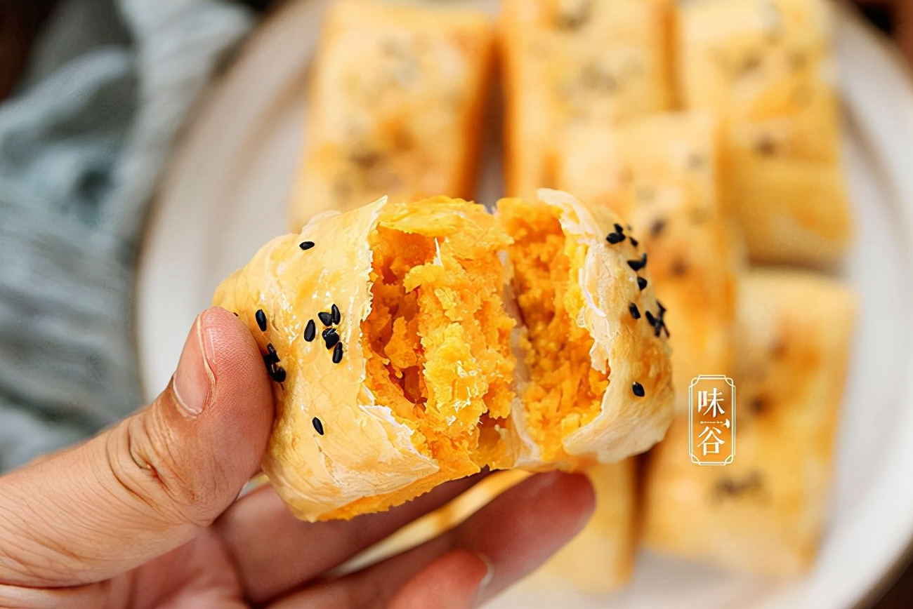 红薯别再煮着吃了，包上手抓饼，孩子抢着吃，后悔做少了，真香