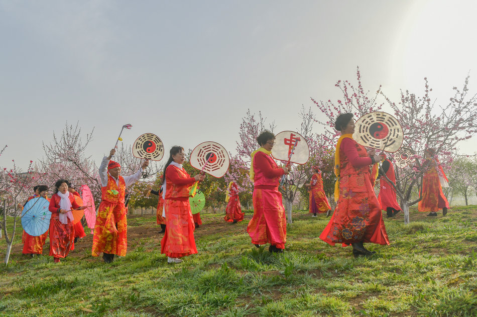 翠湖：桃花灼灼春色美，扇鼓咚咚夕阳红