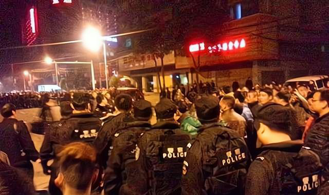 中国大案纪实：持枪在歌舞厅扫射，逃亡途中做整容手术，警方出动几百人抓捕