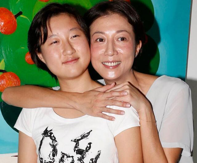 房祖名给小龙女过生日，兄妹关系有所亲近，但父爱难弥补