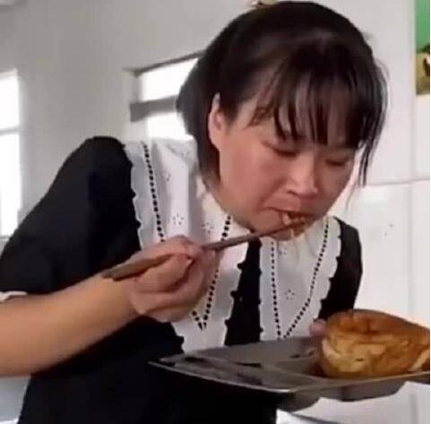 吃光|女校长当面吃光学生剩饭 用实际行动更能让孩子们记住不要浪费