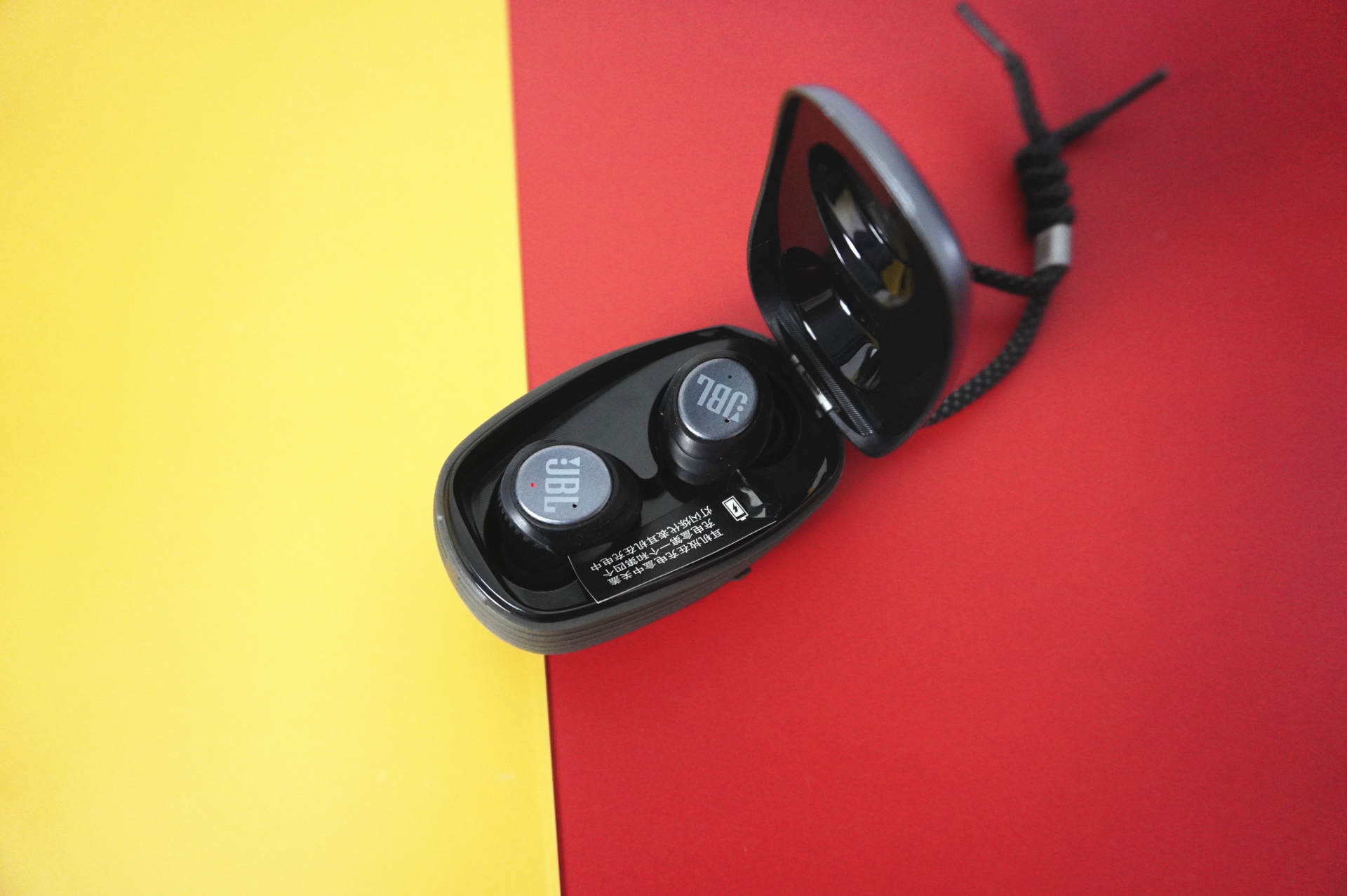 The screw-like grip makes the movement more sensational, the JBL ...