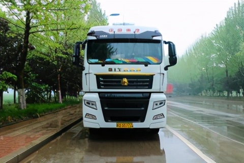 中国重汽丨长途运输选汕德卡自动挡，省油、舒适