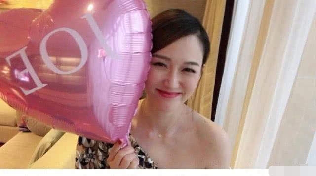 陈乔恩被爆分手后晒照，小腹隆起太明显，身旁镜子暴露太多亮点