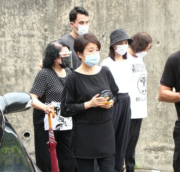 賭王下葬三位太太同框：二太坐輪椅三太頭髮白，四太狀態最好