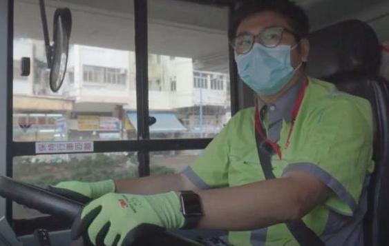 模特出身只能出演配角，养4个孩子压力太大，无