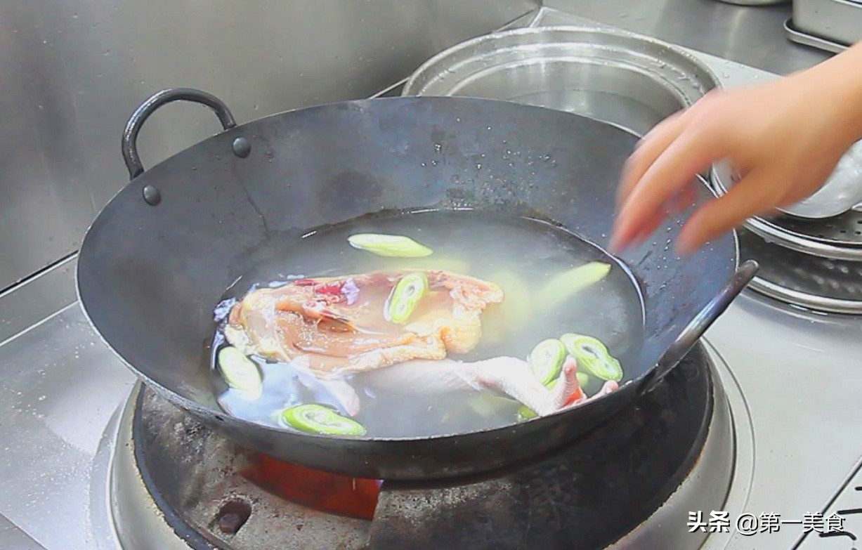 图片[5]-川味口水鸡怎样做又嫩又滑 厨师长分享这几招 肉质鲜嫩又香辣-起舞食谱网