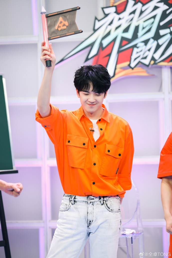 仝卓直播翻车，自曝篡改身份获取高考资格 网友