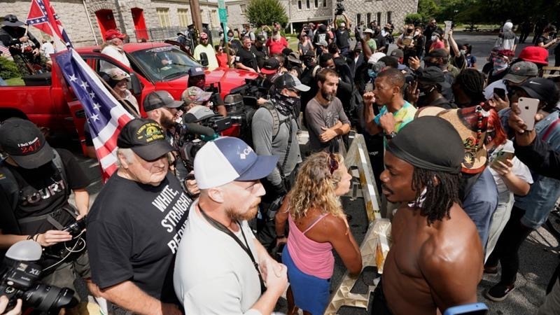 川粉集结大战黑人示威者!美国血腥暴乱多人死亡,川普还在煽动