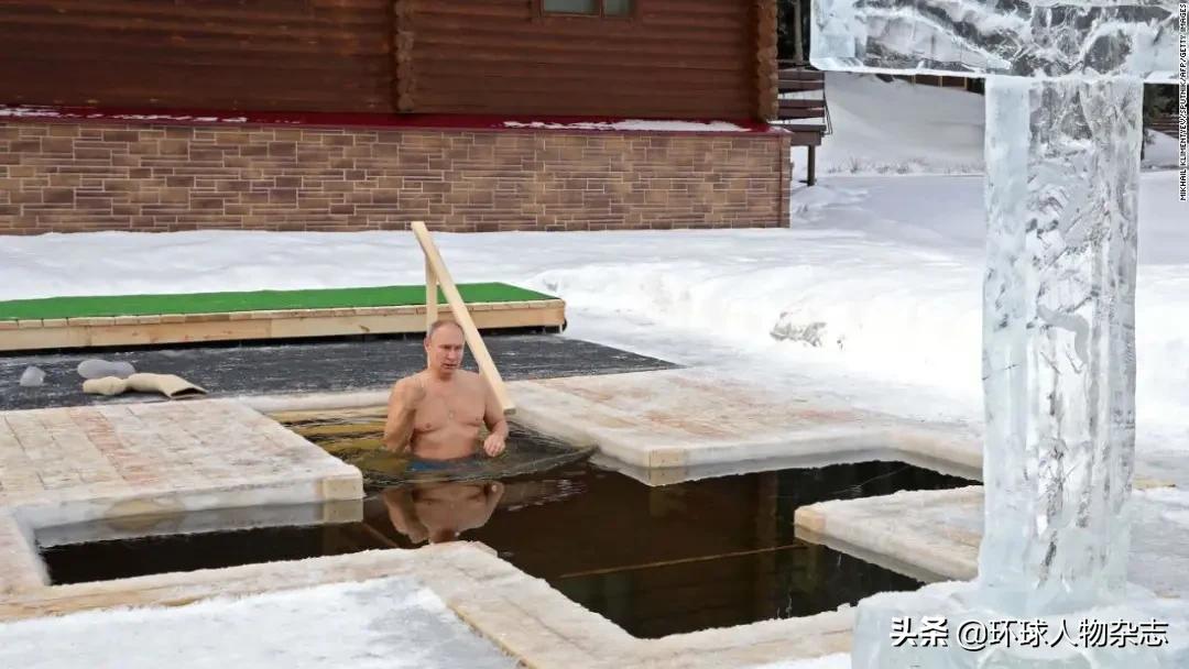 拼了！零下20度，68岁普京赤裸上身泡冰水，这次“肌肉秀”他要一箭双雕了