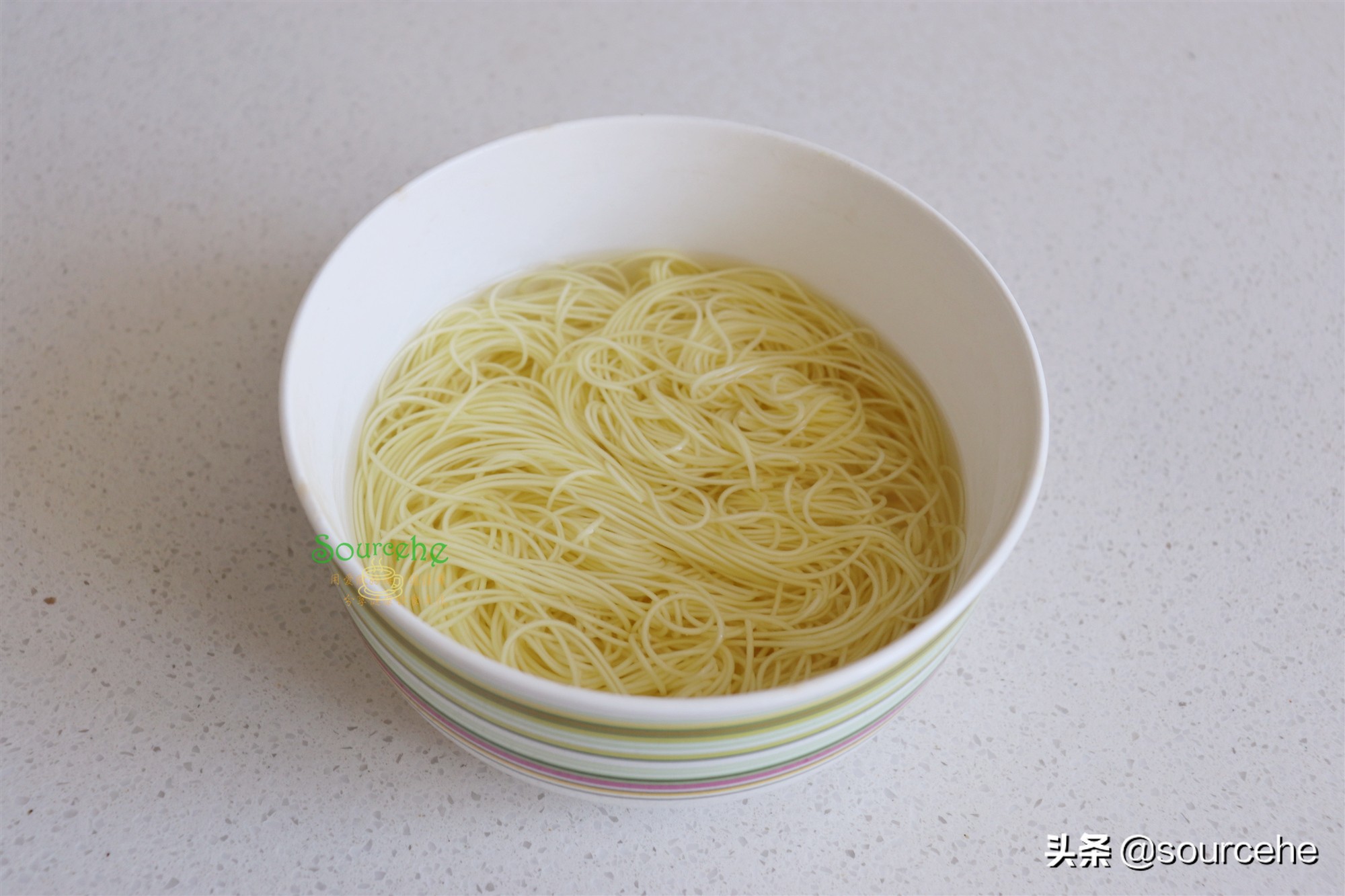 广东的云吞面，在家做只需8分钟，云吞鲜美，面条香滑，老小爱吃