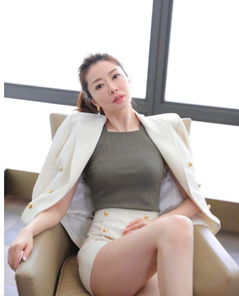 熊黛林小女兒責任感強，逛街幫郭可頌拿包，走路還主動牽姐姐手