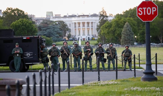 特朗普被示威吓到，躲进白宫地下堡垒！警察、特工与抗议人群混战