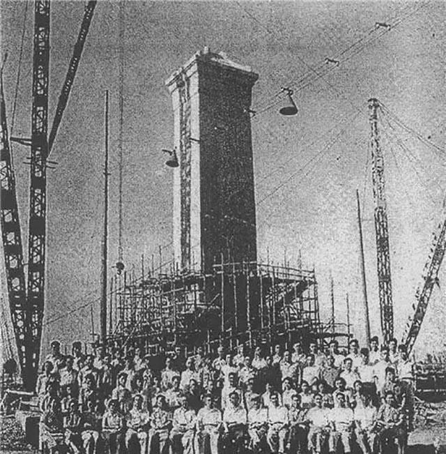 百吨人民英雄纪念碑过往：60多年前仅凭人力，艰