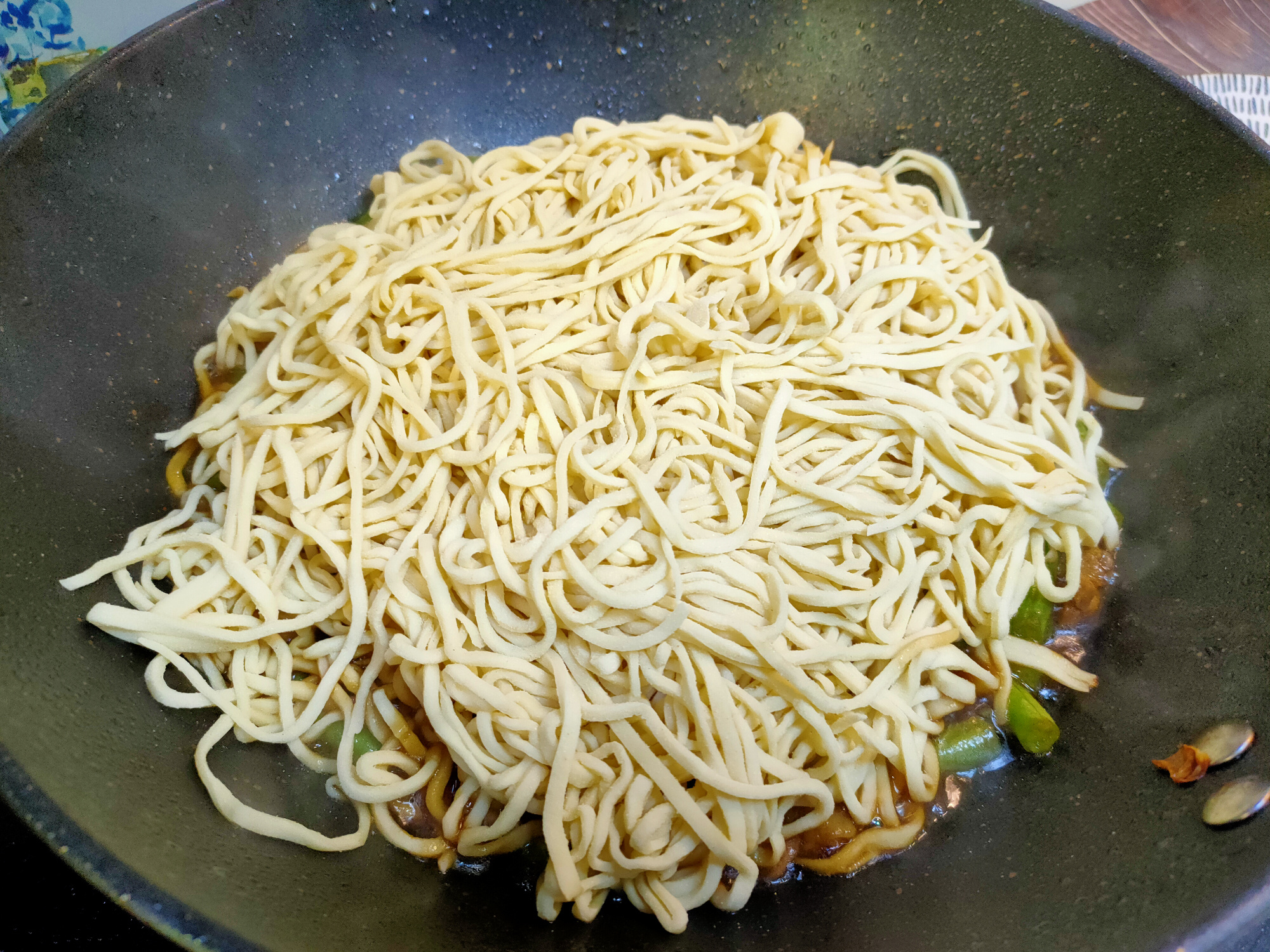 豆角焖面怎么做才好吃？掌握几个技巧，面条劲道不粘连、喷香入味