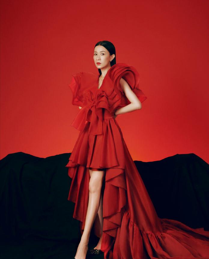 佘诗曼气质太出众，红色花苞纱裙秀出满满女神范，时髦减龄又吸睛