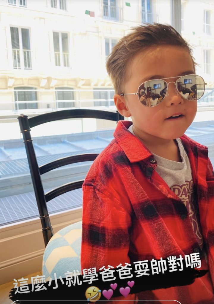 周杰伦携昆凌巴黎观战梅西球赛，赛前播放《Mojoto》周董直呼惊喜