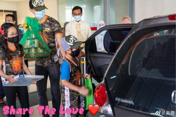 吴尊带NeiNei、Max医院做公益！背后藏暖心原因：