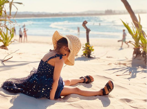 周杰倫與女兒坐豪車同框，5歲小周週紮馬尾穿皮衣，時尚感十足