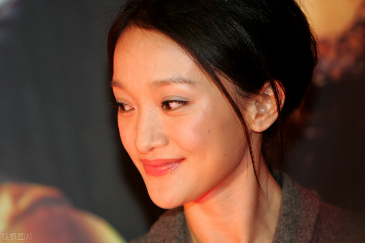 46-year-old Zhou Xun ran into a fan while filming. He was very young in ...