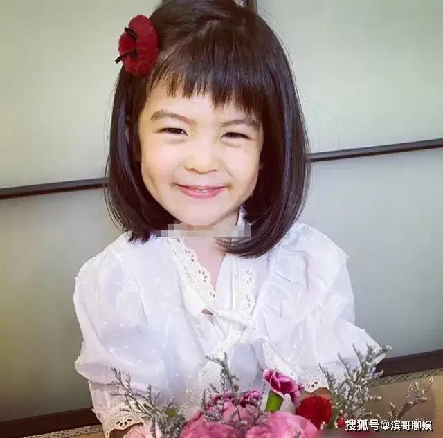 贾静雯全家明星脸，咘咘越长越美丽，没想到波妞更漂亮