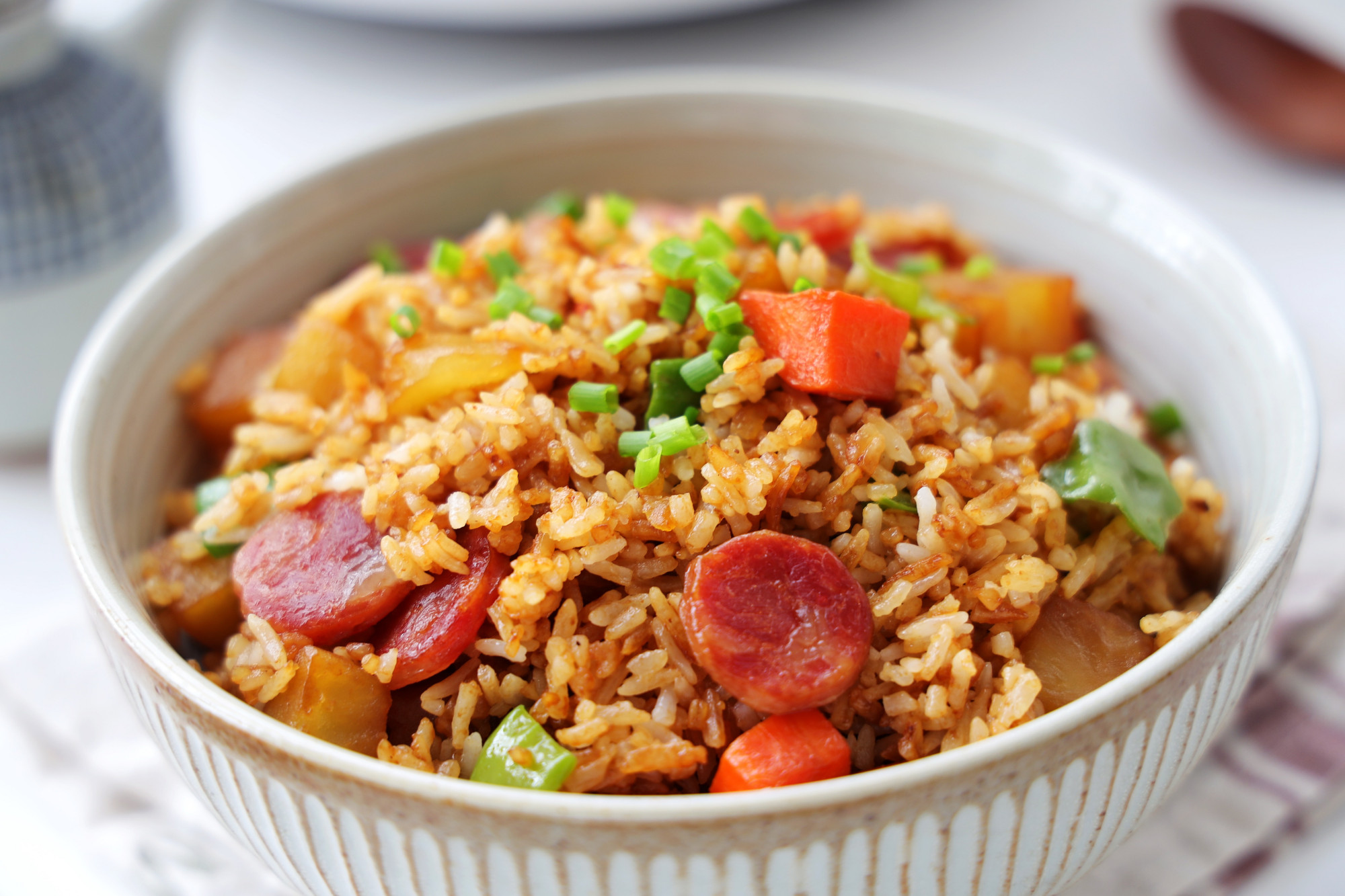 天氣降溫，懶人燜飯做起來，飯菜一鍋出，省時省力，家人超愛吃