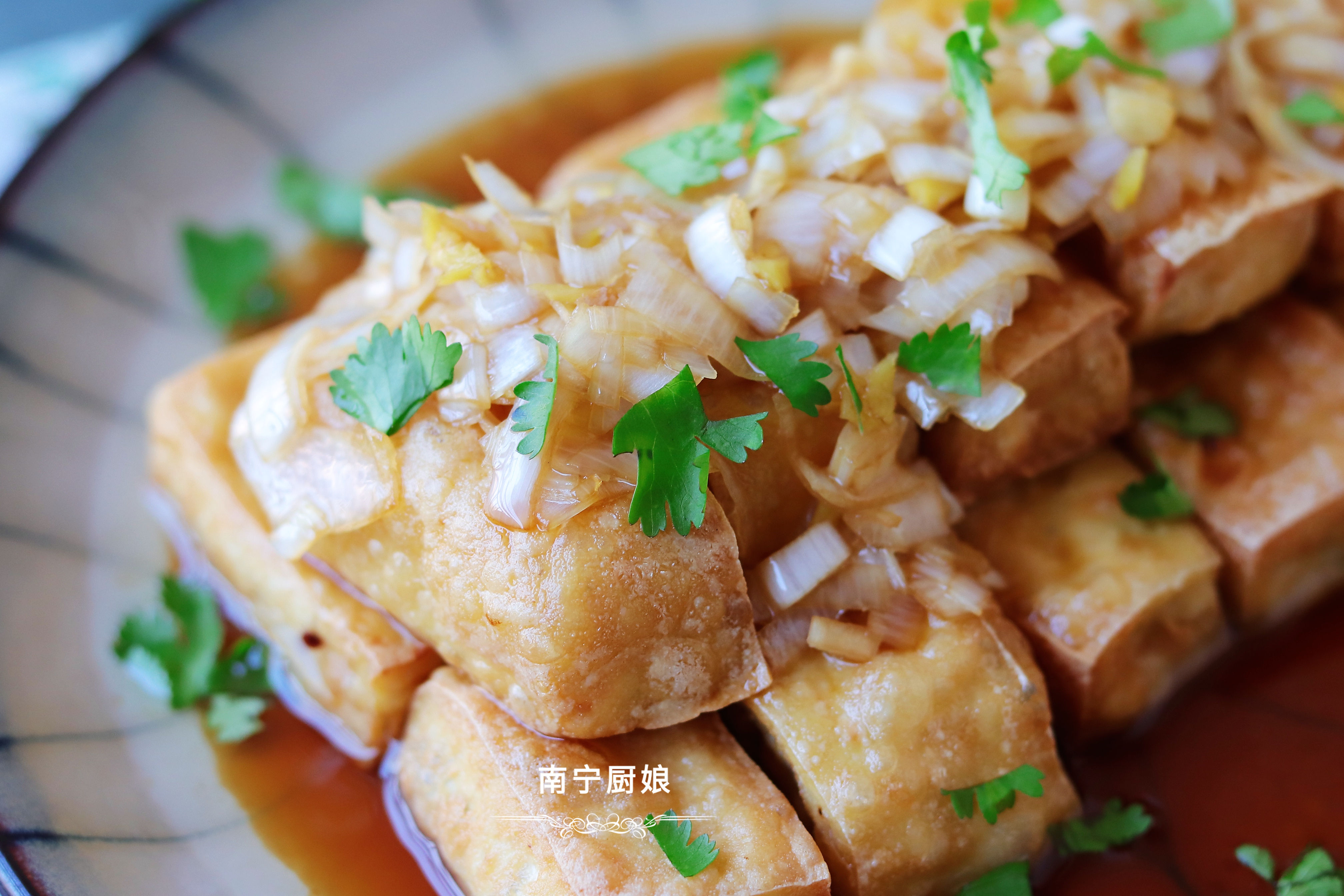 豆腐炸一炸，再和大蔥拌一拌，沒想到這麼好吃，上桌驚艷了全家人
