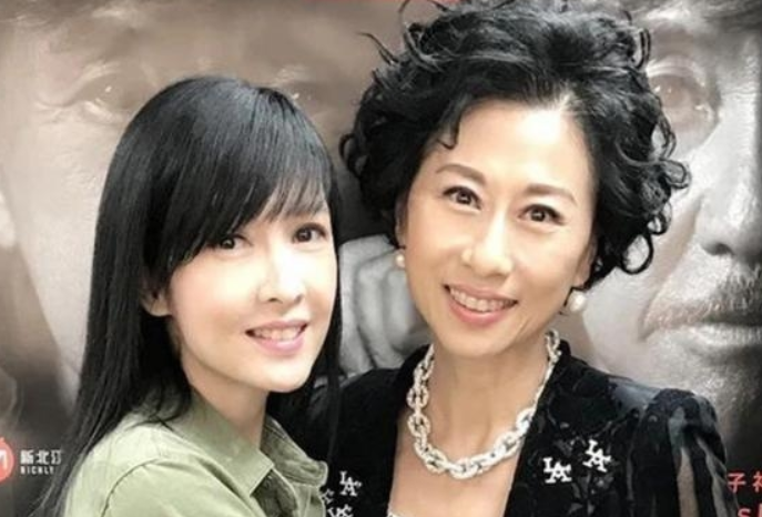 “不老女神”周慧敏的心酸人生，和她背后不得不說的男人