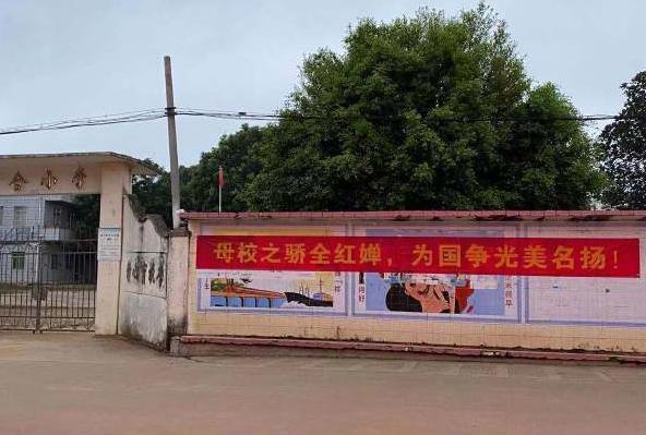 全红婵回到老家！父亲把房子翻新一遍，村里也铺路了，迎接英雄