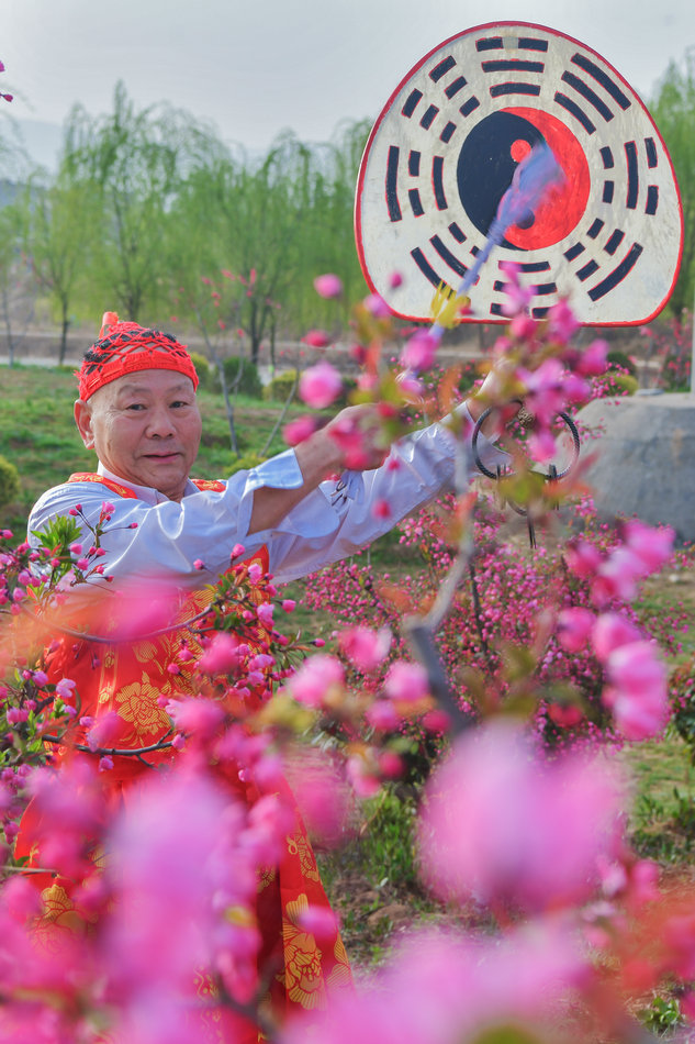 翠湖：桃花灼灼春色美，扇鼓咚咚夕阳红