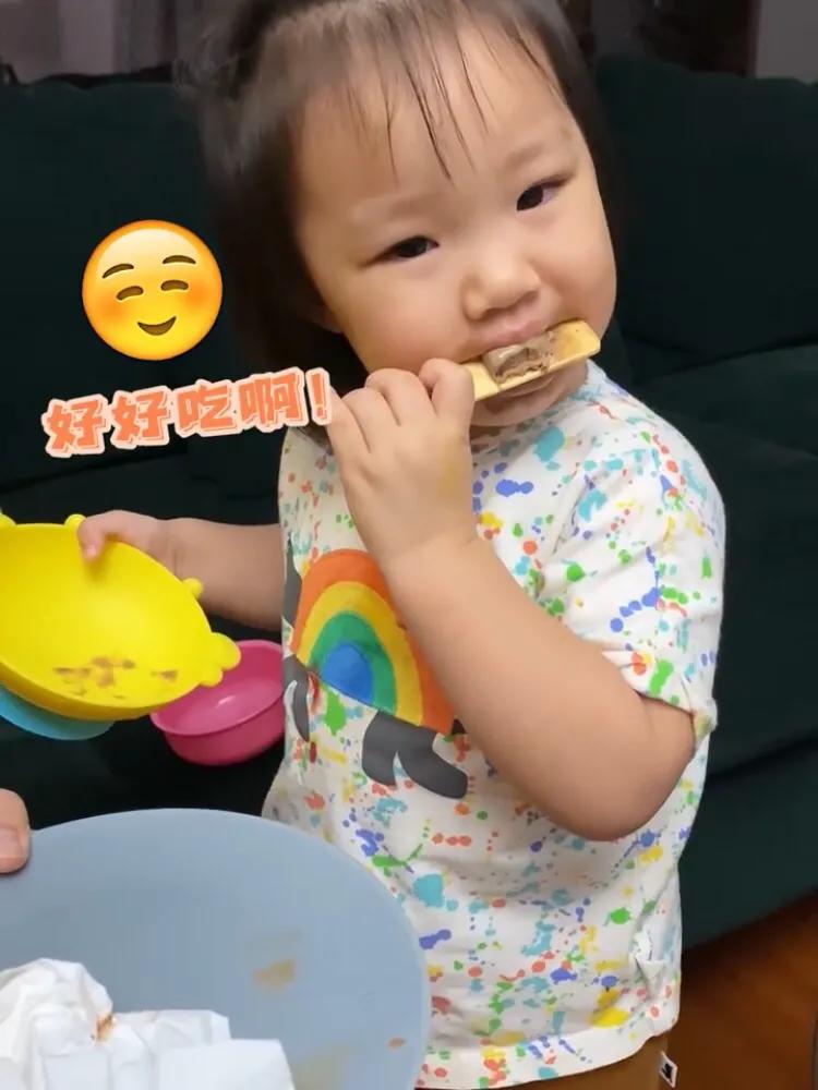 王祖藍曬女兒可愛吃相，2歲天韻已經懂得分享，十分乖巧懂事